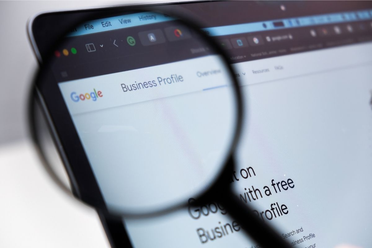 Eine Lupe zeigt auf die Startseite eines Google Business Profiles