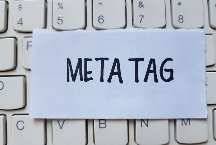 Was sind Meta Tags. Ein Blatt mit der Beschriftung “was sind Meta Tags“ auf einer Tastatur.